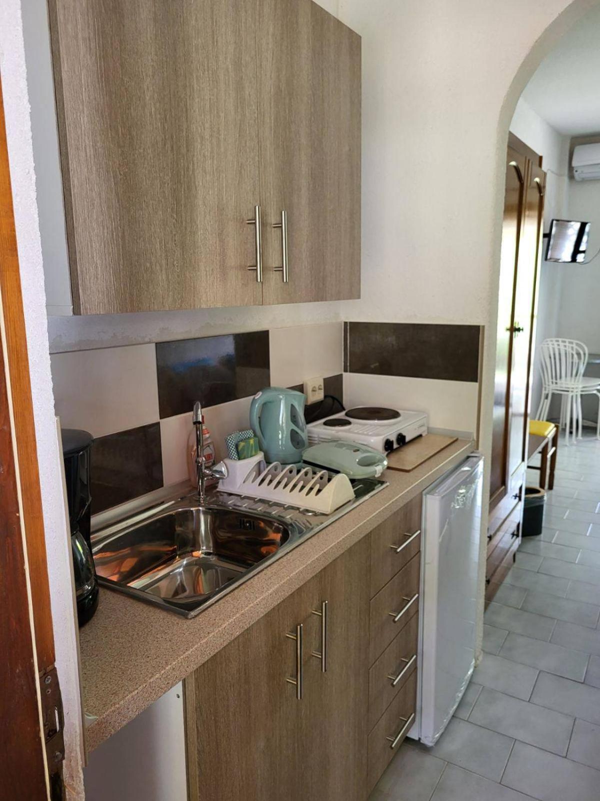 Hotel Agni -Enoikiazomena Diamerizmata Kallithea  エクステリア 写真